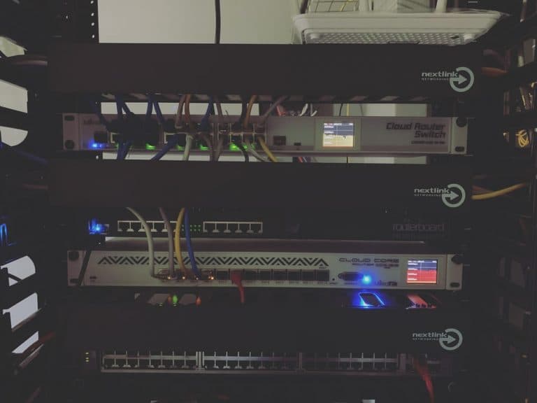 Equipamiento de red empresarial en rack